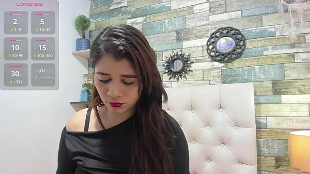 Snapshot of EmilyCambell chatting on 11.28.25 EmilyCambell online show from 11.28.25