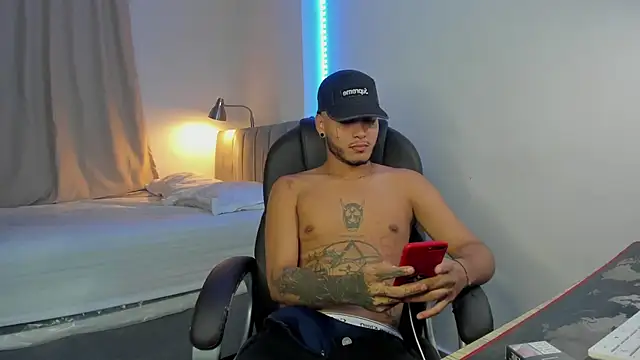 Snapshot of master_evil07 chatting on 12.01.25 master evil07 online show from 12.01.25