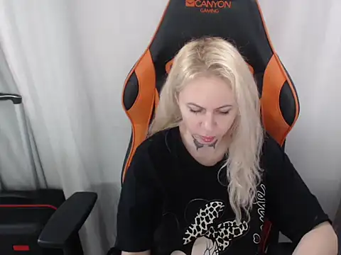 MissButterfly69 online show from 11.29.25