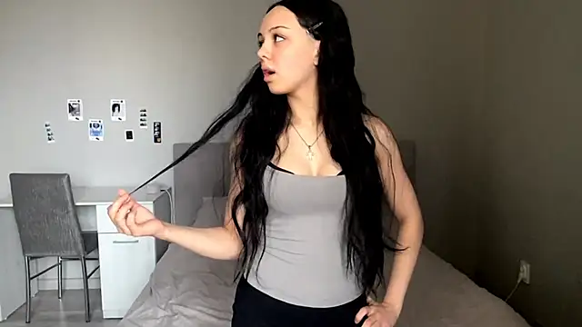 Snapshot of BabyEmi chatting on 11.28.25 BabyEmi online show from 11.28.25