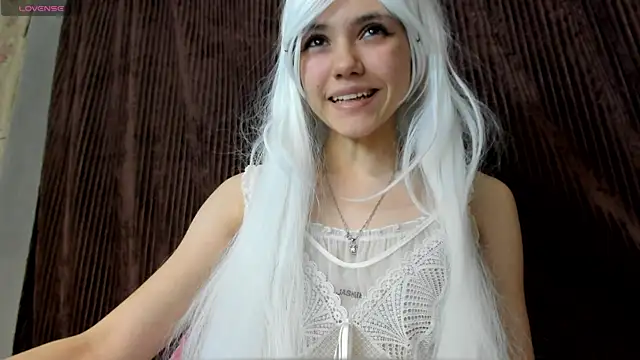 Snapshot of MissKotomissCat chatting on 11.29.25 MissKotomissCat online show from 11.29.25