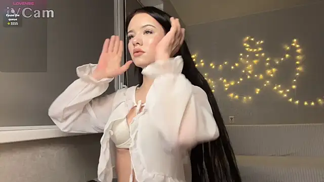 Snapshot of BeatriceMoonn chatting on 11.27.25 BeatriceMoonn online show from 11.27.25