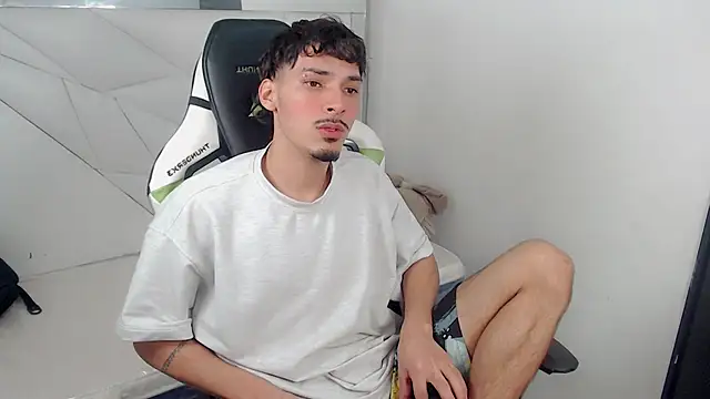 Snapshot of Yankeee_ chatting on 11.26.25 Yankeee online show from 11.26.25