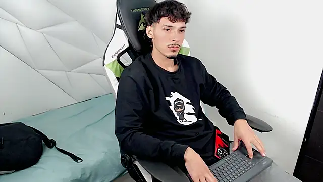 Snapshot of Yankeee_ chatting on 11.27.25 Yankeee online show from 11.27.25