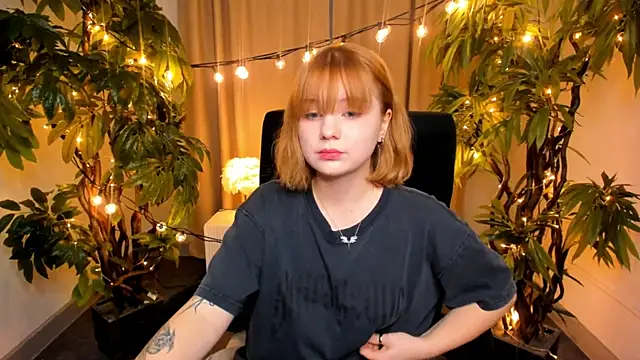 Snapshot of AsiaBritney chatting on 11.26.25 AsiaBritney online show from 11.26.25