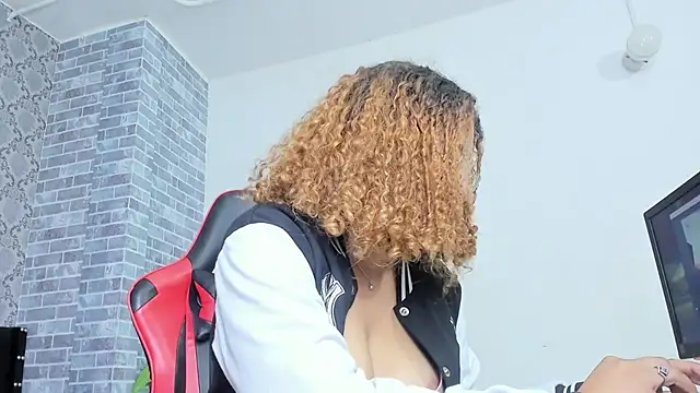 Snapshot of Crystal_bunn chatting on 11.27.25 Crystal bunn online show from 11.27.25