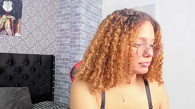 Snapshot of Crystal_bunn chatting on 11.29.25 Crystal bunn online show from 11.29.25