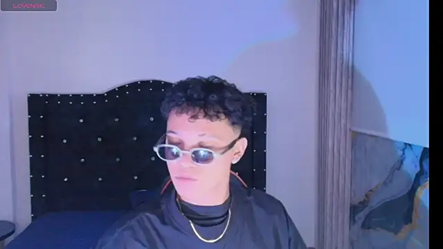 Snapshot of thian_blakee chatting on 11.30.25 thian blakee online show from 11.30.25