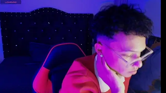 Snapshot of thian_blakee chatting on 12.01.25 thian blakee online show from 12.01.25