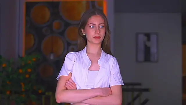 Snapshot of BellaPinneo chatting on 11.30.25 BellaPinneo online show from 11.30.25