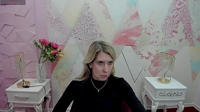 Snapshot of Juicy_wel1 chatting on 12.01.25 Juicy wel1 online show from 12.01.25