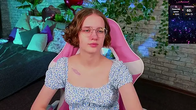 Mia Mooore online show from 02.12.26