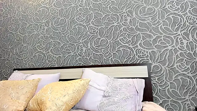 Snapshot of Sweet_little_gir chatting on 12.23.25 Sweet little gir online show from 12.23.25