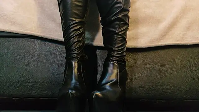 Snapshot of MilaDeRoux chatting on 02.11.26 MilaDeRoux online show from 02.11.26