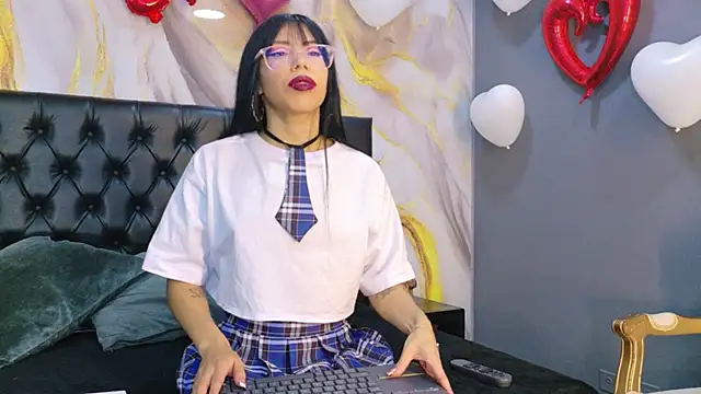 Snapshot of MilaDeRoux chatting on 02.13.26 MilaDeRoux online show from 02.13.26