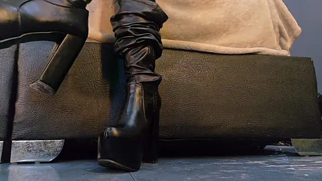 Snapshot of MilaDeRoux chatting on 02.19.26 MilaDeRoux online show from 02.19.26