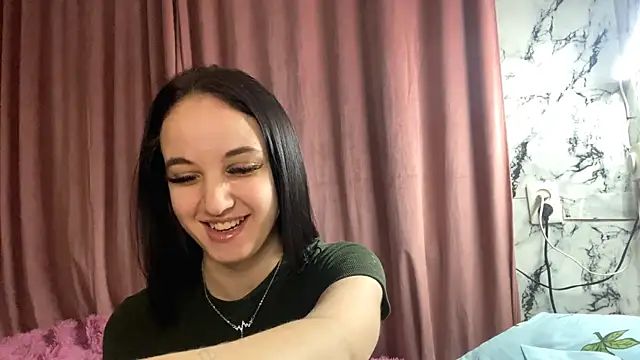 Snapshot of StacyHoyles chatting on 12.16.25 StacyHoyles online show from 12.16.25