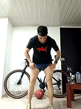 Snapshot of Yucasaurio chatting on 12.01.25 Yucasaurio online show from 12.01.25