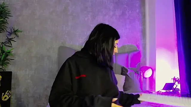 LucyRayy online show from 02.25.26