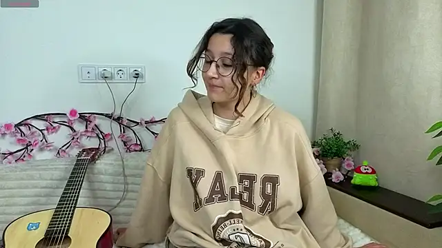 Snapshot of LinBeemon chatting on 12.18.25 LinBeemon online show from 12.18.25