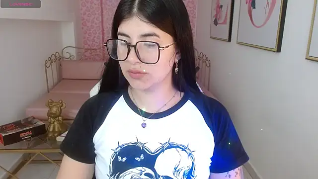 Nina harpper  online show from 04.06.26