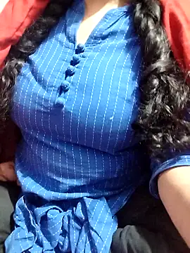 Snapshot of hottyrose69 chatting on 02.01.26 hottyrose69 online show from 02.01.26