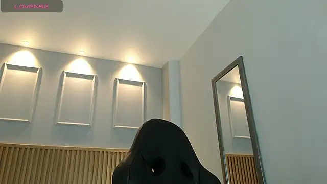 Snapshot of VENUSGREYS1 chatting on 04.29.26 VENUSGREYS1 online show from 04.29.26