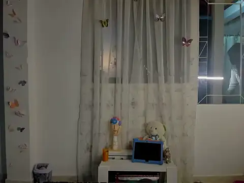 perla-thomson online show from 12.03.25