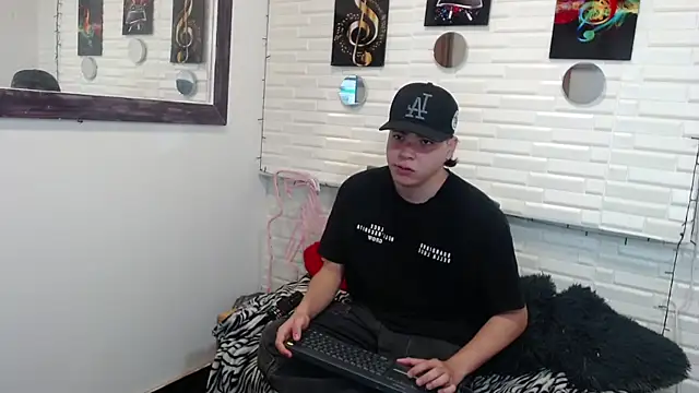 Snapshot of Dylan_fooxx chatting on 12.15.25 Dylan fooxx online show from 12.15.25