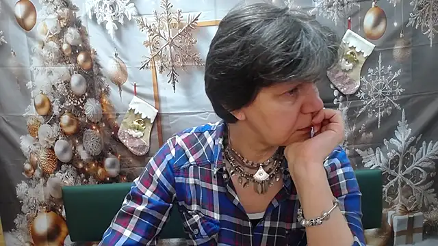 Snapshot of LunaDobra chatting on 12.17.25 LunaDobra online show from 12.17.25