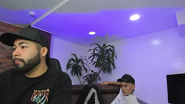 Snapshot of HotThreesoome chatting on 12.14.25 HotThreesoome online show from 12.14.25