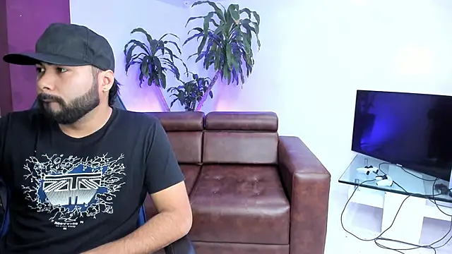 Snapshot of HotThreesoome chatting on 12.17.25 HotThreesoome online show from 12.17.25