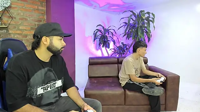 Snapshot of HotThreesoome chatting on 12.18.25 HotThreesoome online show from 12.18.25