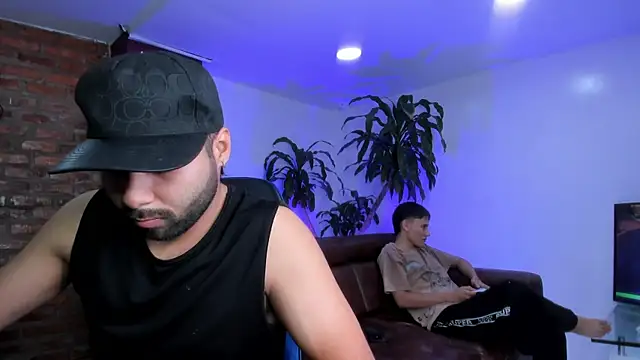 Snapshot of HotThreesoome chatting on 12.19.25 HotThreesoome online show from 12.19.25