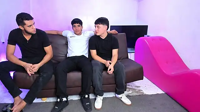 Snapshot of HotThreesoome chatting on 02.25.26 HotThreesoome online show from 02.25.26