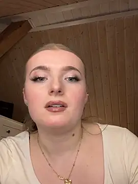 Snapshot of MilaLuxe chatting on 12.15.25 MilaLuxe online show from 12.15.25