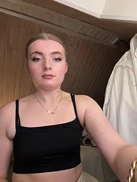 Snapshot of MilaLuxe chatting on 12.16.25 MilaLuxe online show from 12.16.25