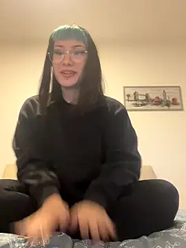 Snapshot of kiraquiin chatting on 12.17.25 kiraquiin online show from 12.17.25