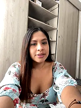 Snapshot of Alana-fox chatting on 12.17.25 Alana-fox online show from 12.17.25