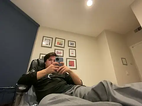 Snapshot of phantom898983 chatting on 12.18.25 phantom898983 online show from 12.18.25