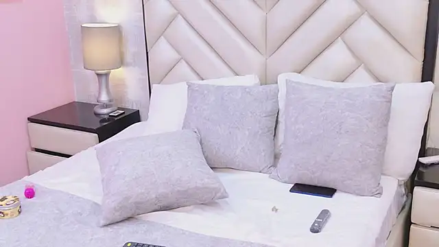 Snapshot of HeatherHazell chatting on 12.14.25 HeatherHazell online show from 12.14.25