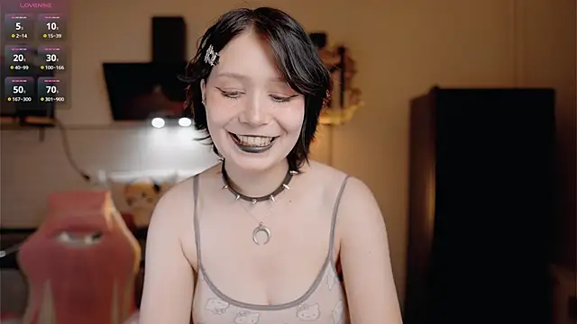 Snapshot of Nickari chatting on 06.26.26 Nickari online show from 06.26.26