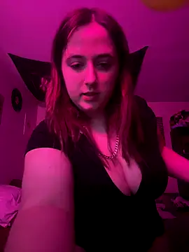 Snapshot of lunaazulxo chatting on 12.23.25 lunaazulxo online show from 12.23.25