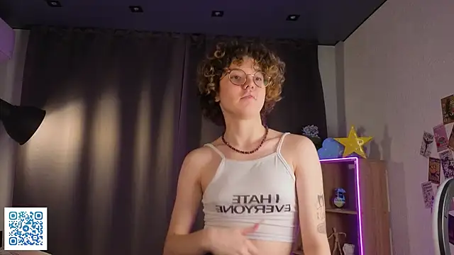 Snapshot of YaniraHalliburton chatting on 12.14.25 YaniraHalliburton online show from 12.14.25