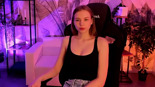 Snapshot of BellaHaadiid chatting on 12.15.25 BellaHaadiid online show from 12.15.25