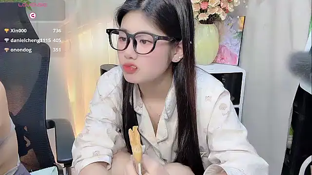 Snapshot of Yvonne-07 chatting on 12.15.25 Yvonne-07 online show from 12.15.25