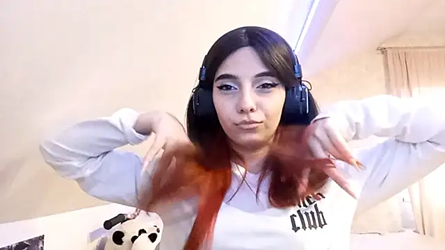 Snapshot of KizzieSchronce chatting on 12.15.25 KizzieSchronce online show from 12.15.25