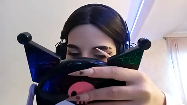 Snapshot of KizzieSchronce chatting on 12.17.25 KizzieSchronce online show from 12.17.25