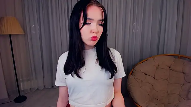 Snapshot of LenaKurpiel chatting on 12.17.25 LenaKurpiel online show from 12.17.25