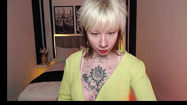 Luna Hurt online show from 12.17.25